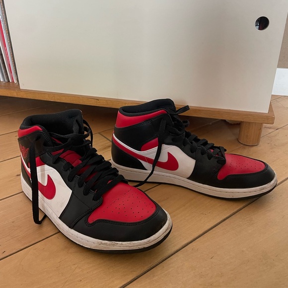 Nike Air Jordans men’s 10.5 (worn once!) - Picture 3 of 8